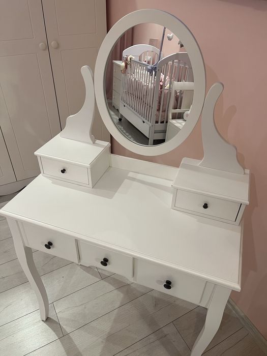 Тоалетка бяла с огледало и шкафчета