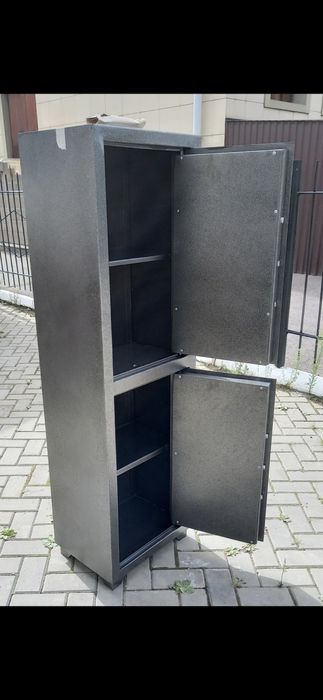 Продам сейф Двухстворчатый