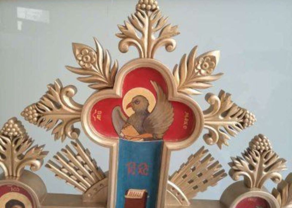 Рисуван кръст с дърворезба