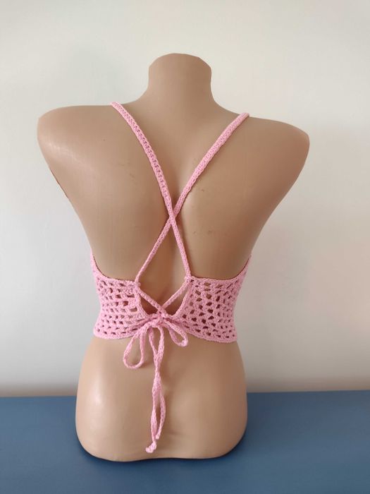 Лятно бюстие в розов цвят, плетено на една кука.