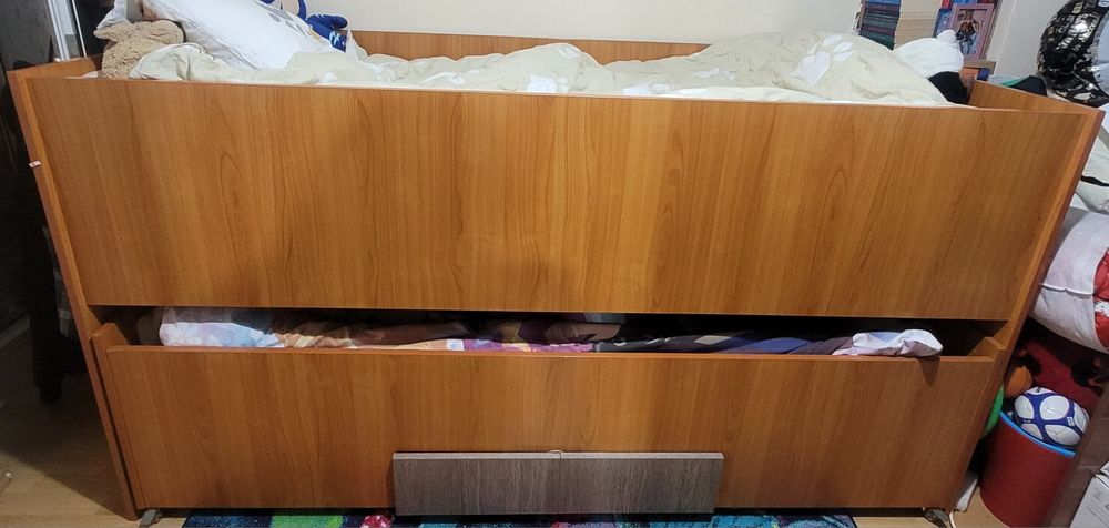 Vând urgent pat suprapus/etajat,cadou birou