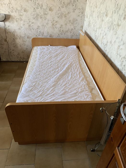 Легло с матрак и чекмеджета