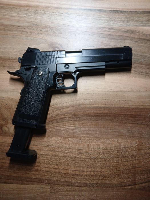 Pistol airsoft cu arc