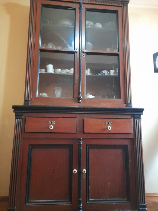 Античен бюфет висок около 2 метра