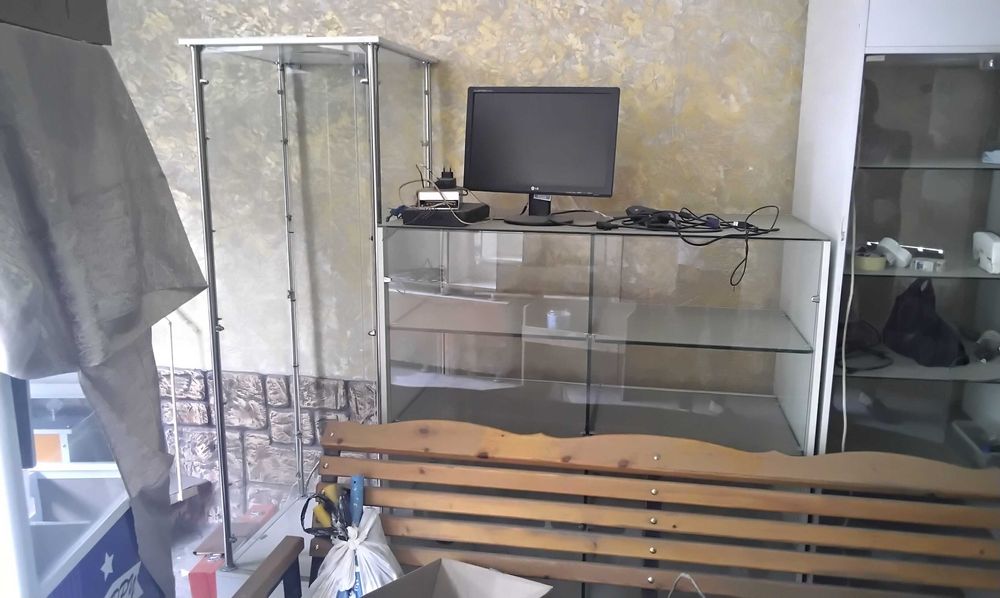 Витрина сотилади бу