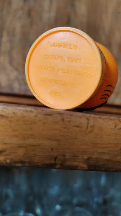 Продавам 2бр Гарфилд, кутийки от дъвки.