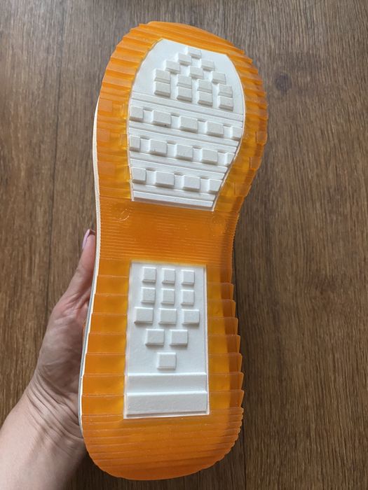 Кроссовки женские