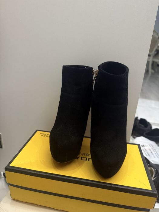 Продам осенние ботинки на каблуке