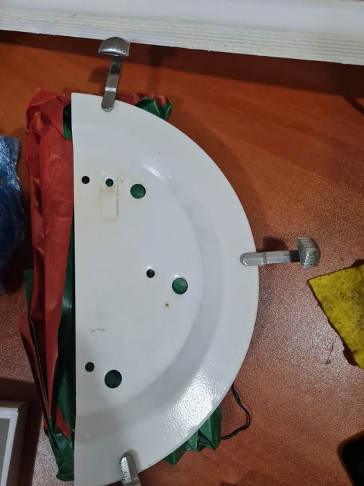 Разпродажба обзавеждане, бюра, гардероби, куфарници,възглавници , мат