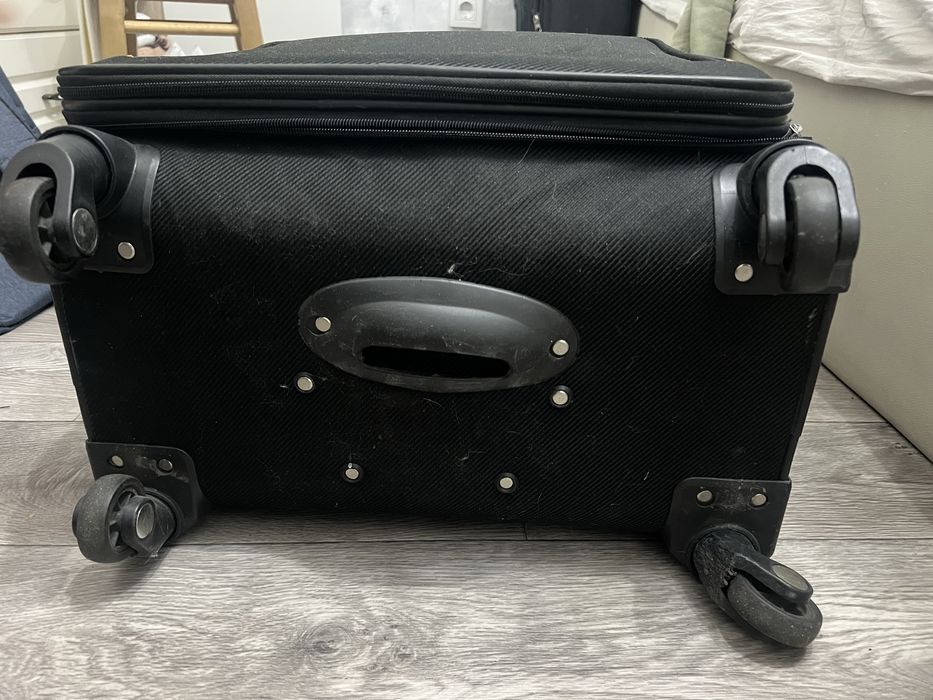 Чемодан на колесиках