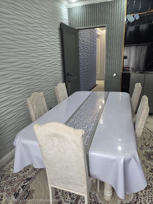 Обеденный стол со стульями