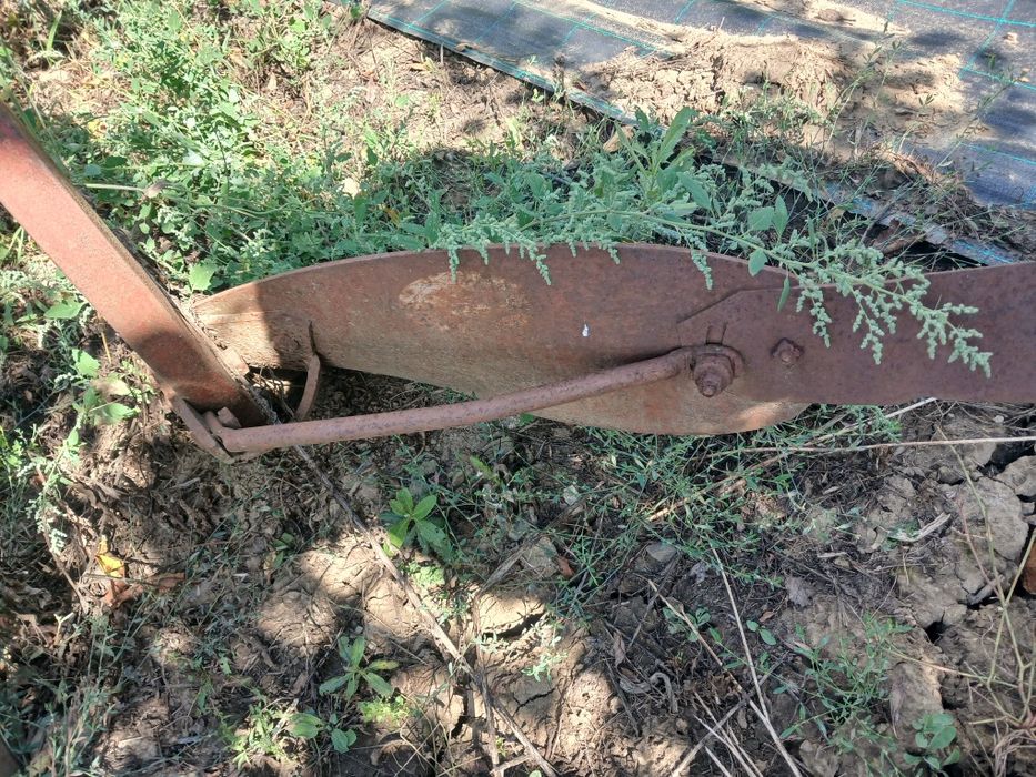 Vând plug agricol cu 2 cormane, adus
