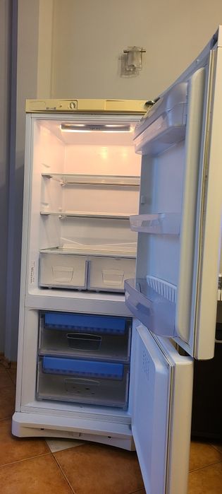 Хладилник с фризер Индезит