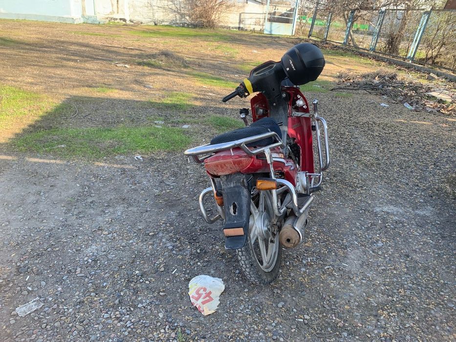 Мопед на ходу тұр