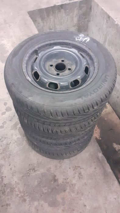 Гумите и джантите са в перфектно състояние.