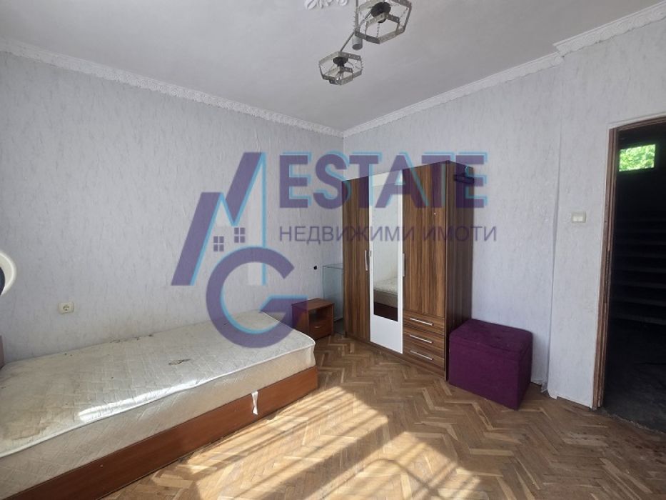 Масивна двуетажна къща гр Нови Искър