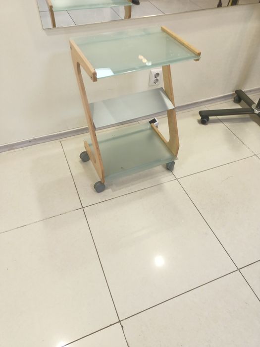 Продам столик косметолога 10000тнг..