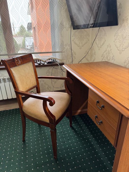 Стол деревянный с креслом