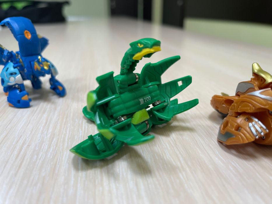 5 броя Bakugan – трансформиращи се фигурки