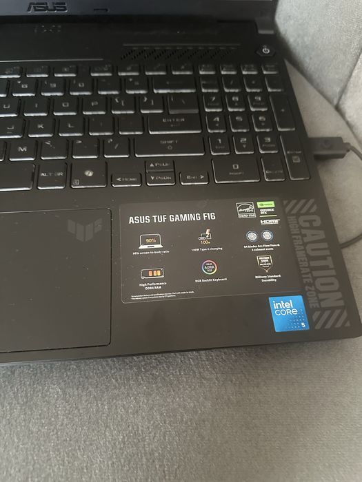 Vand laptop impecabil nou