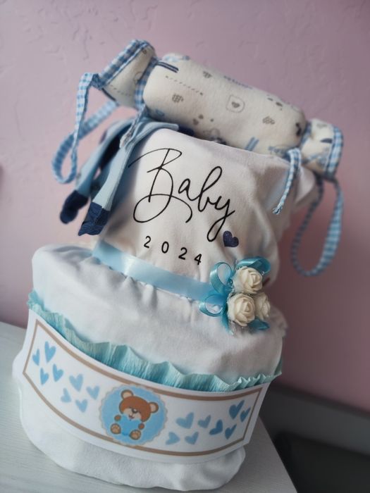 Подарък за новородено бебе - торта от памперси и дрешки