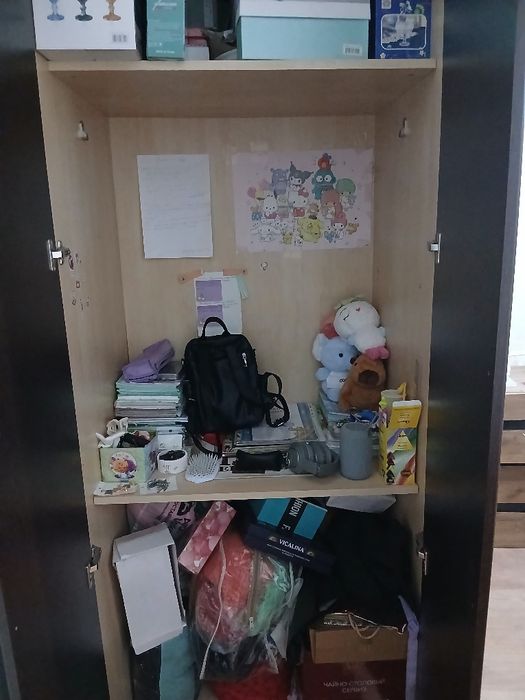 Продаётся шкаф срочно .15.000