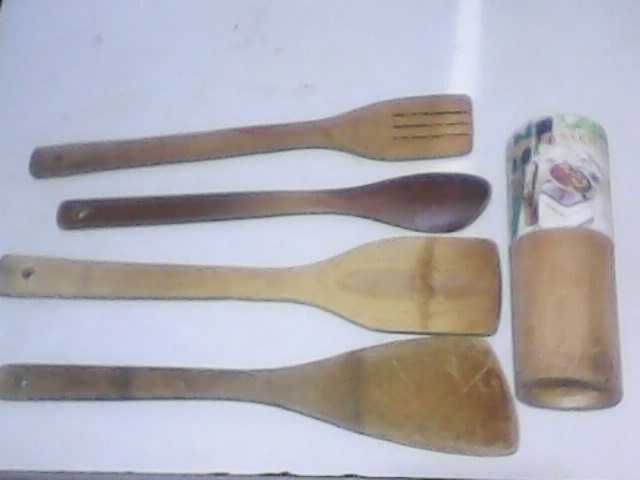 Кухонные деревянные принадлежности скалки ложки молотки доски