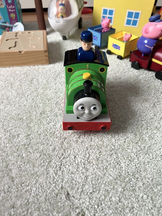 Thomas si prietenii - Trenulet Percy apasa si merge