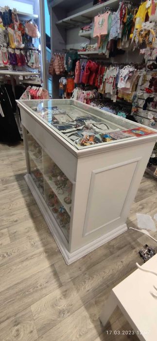 Бюра с чекмеджета за търговски обект