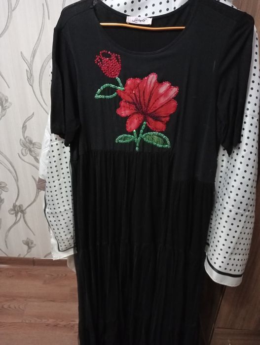 Продаются платья.