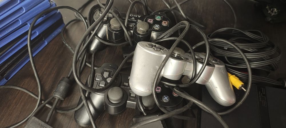 Ps2 cu 2 manete si jocuri originale
