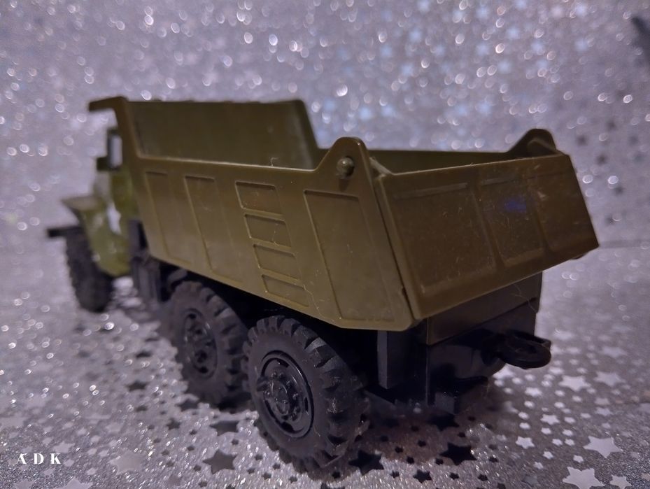 2 camioane militare posibil scara 1/43