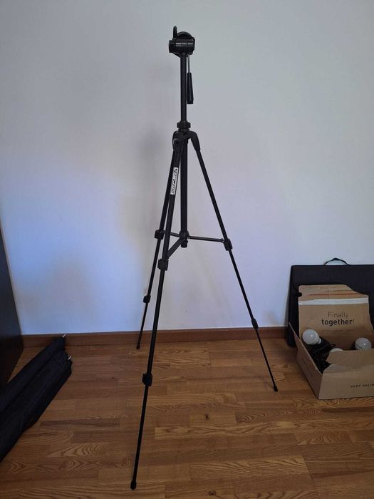 Vand: Aparat Canon EOS 600D kit 18-55 IS (II)+ Geanta foto Somita Navi 21 + Trepied Fancier WT3710 + husa + 2 Stative lumini cu umbrele + Cub pliabil