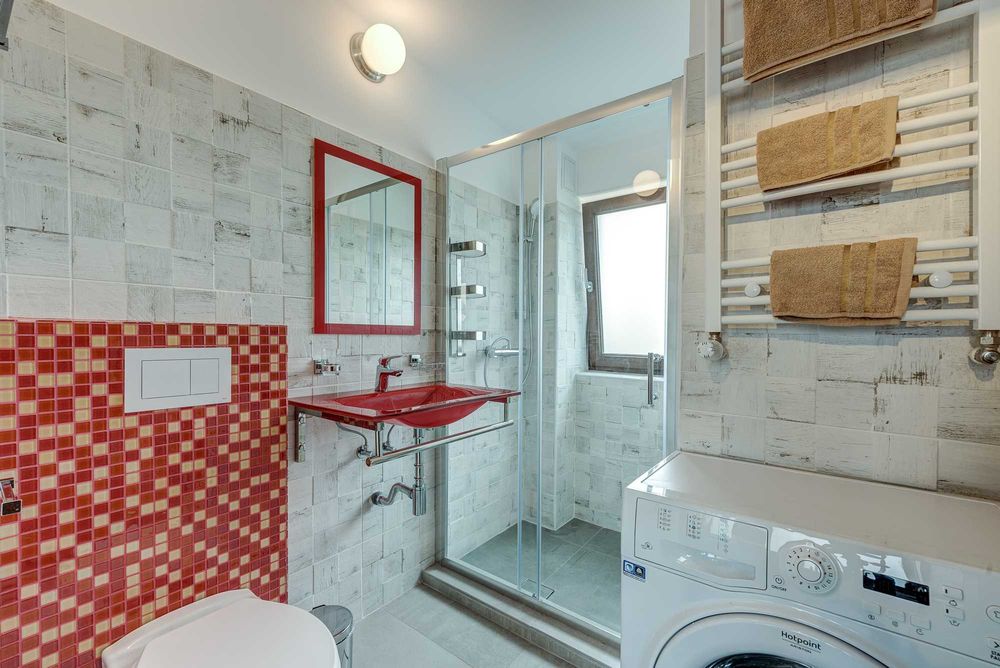 Apartament deosebit de închiriat – 70 mp + terasă 50 mp – Bd. Dacia, vis-a-vis de Liceul Virgil Madgearu (Piața Romană)