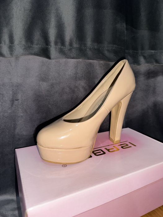 Стильные бежевые лаковые туфли платформа + каблук