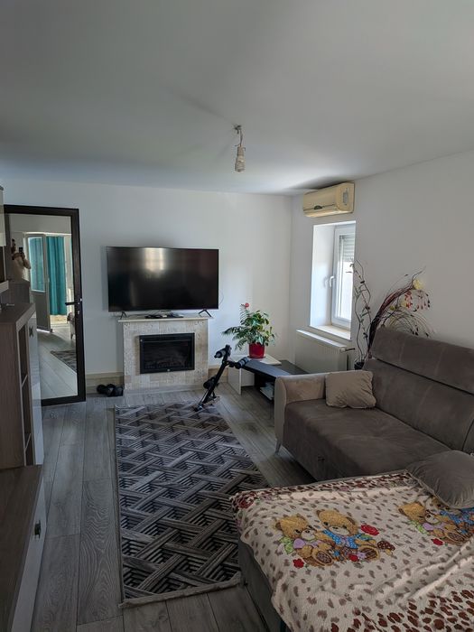 Închiriez apartament