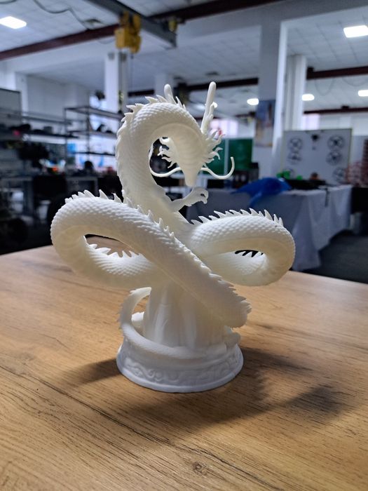 3D Bosmada Chiroyli Xitoy Ajdahosi Haykali