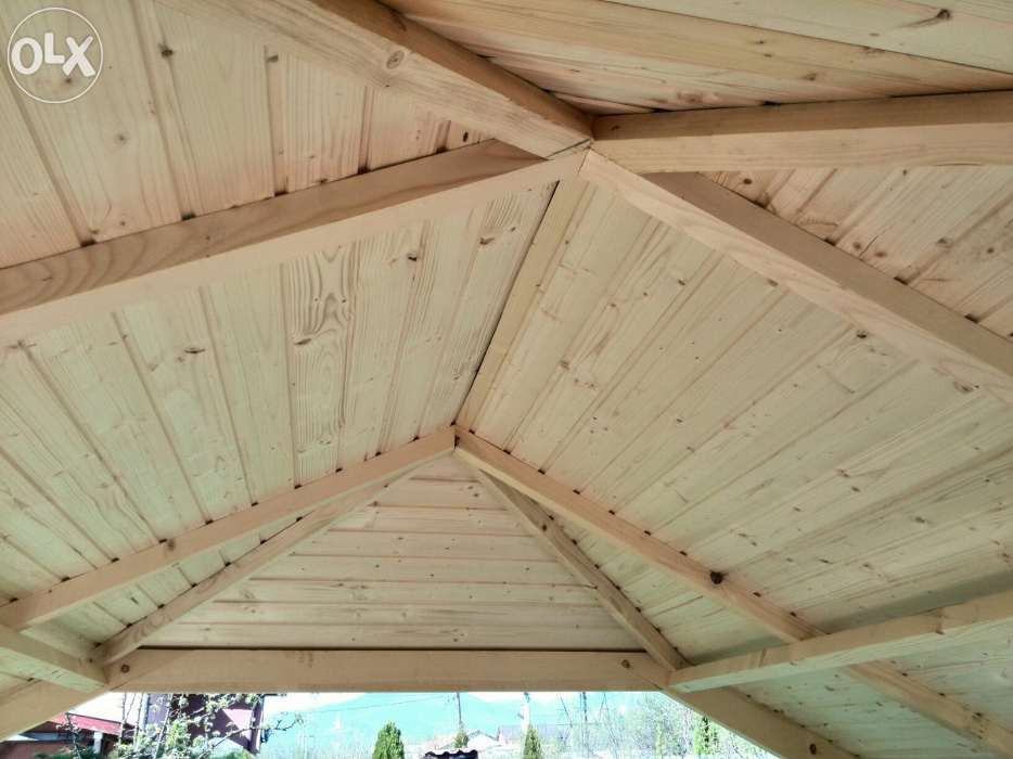 Foisor lemn cu masa si banci.