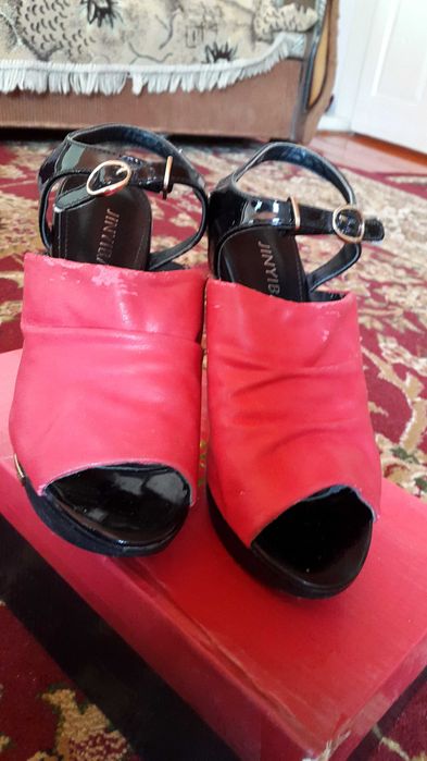 Босоножки на высоком каблуке и платформе