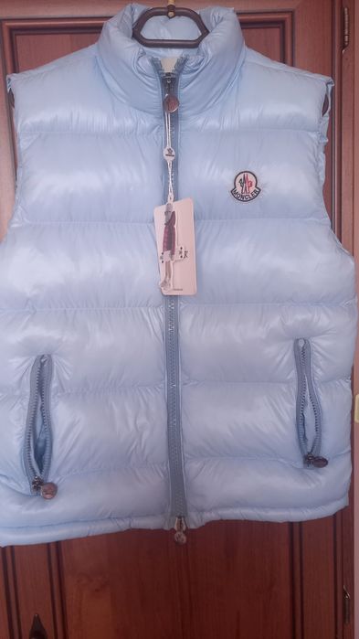 Юношески елек Монклер.