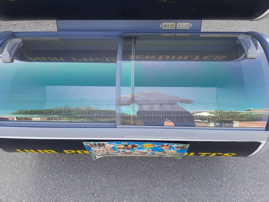 Хладилна витрина .