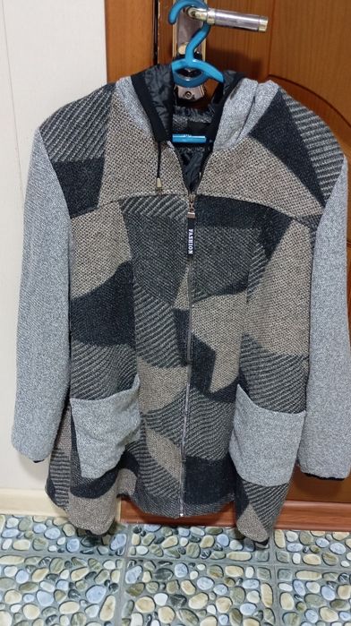 Женская кофта-ветровка  серого цвета