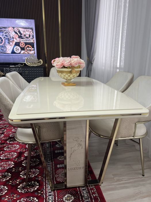 Стол со стульями