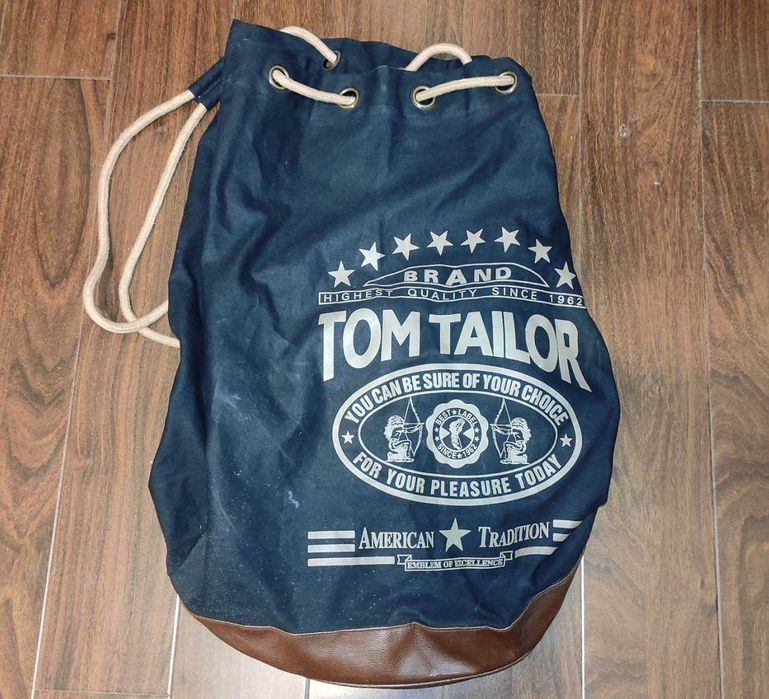 Rucsacuri, diferite marimi si preturi intre doar 40 si 200 lei.