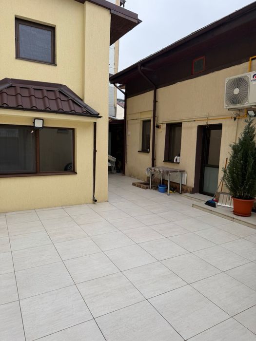 Inchiriez casa la curte