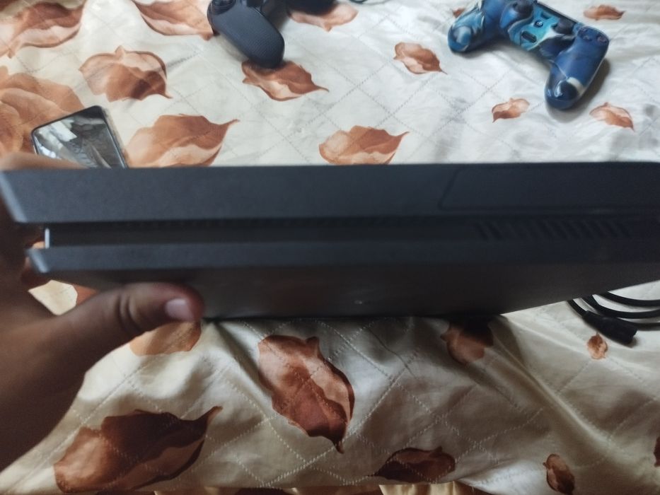 PlayStation 4 slim 1 tb място