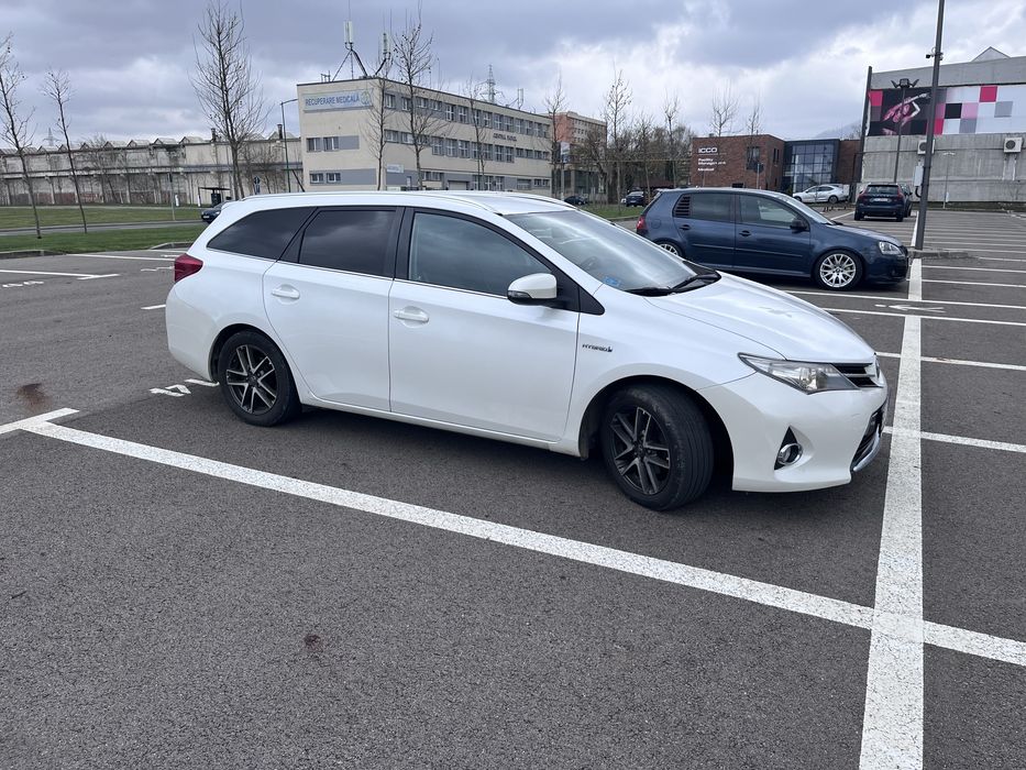Toyota Auris Hybrid Gpl 2015 alb perlat