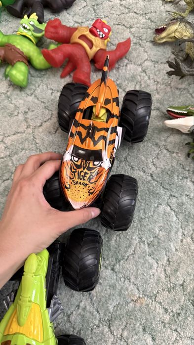 Большие монстр траки 5000 тг машинки