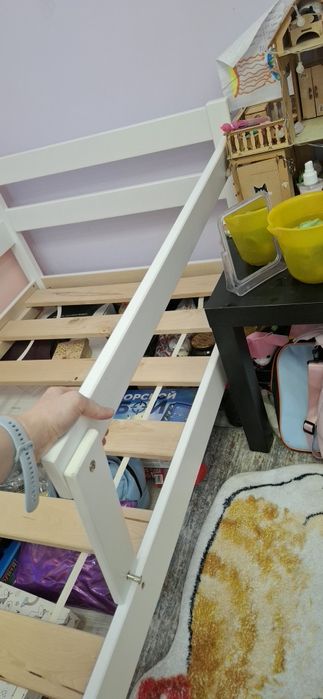 Кровать из дерева