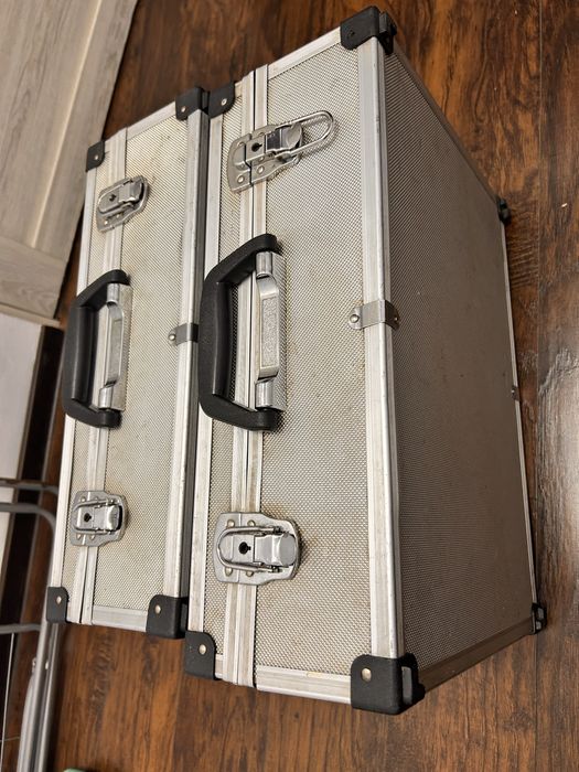 Pupitru dj: pioneer, allen heath, krk rokit, sennheiser